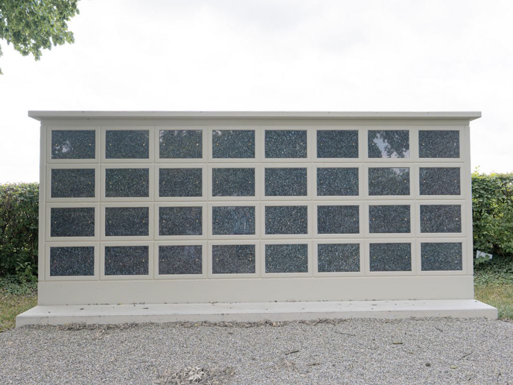 Urnenwand in der Frontansicht